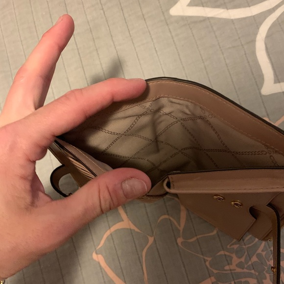 Michael Kors tote and wallet . - Picture 6 of 8